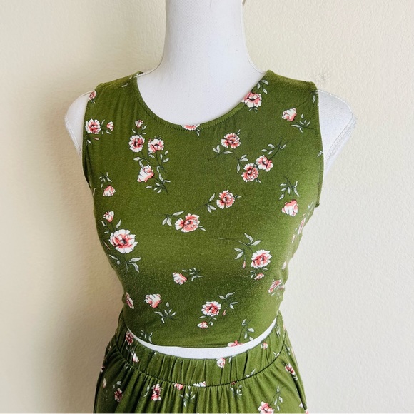 Fashion Nova Green & Pink Floral Tank Crop Top & Flare Leg Pants Set - Picture 2 of 6